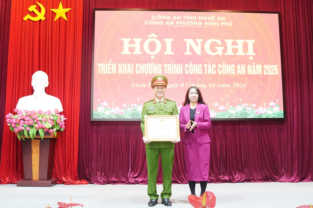 Trao thưởng cá nhân có thành tích xuất sắc    