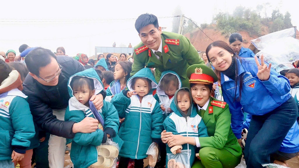 Đoàn trao tặng quà đến các em nhỏ