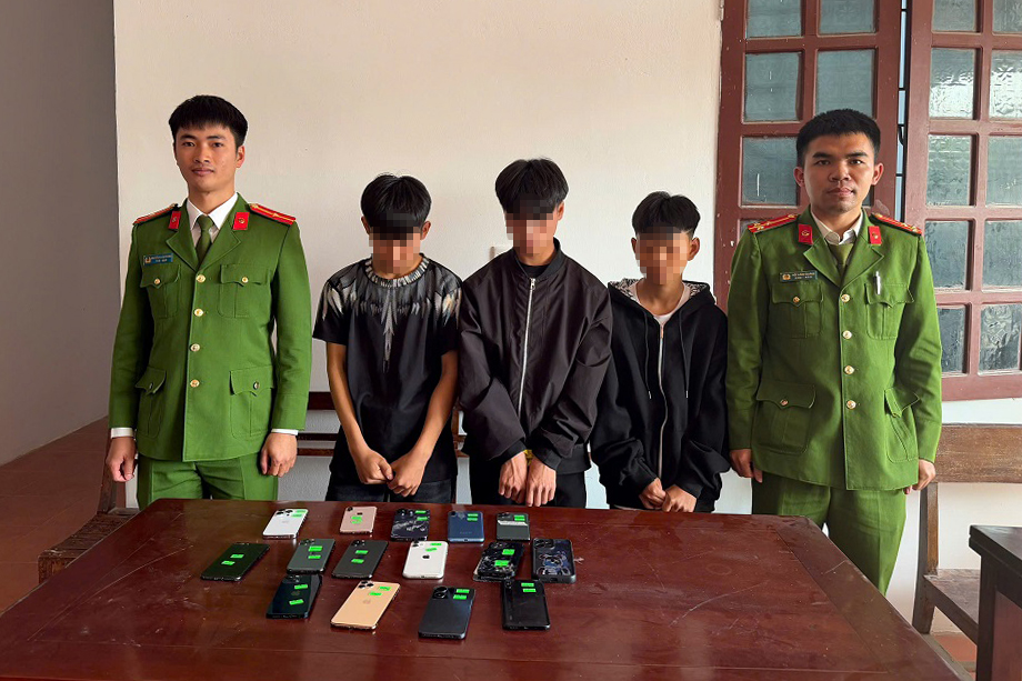 Nhóm đối tượng cùng tang vật tại cơ quan Công an
