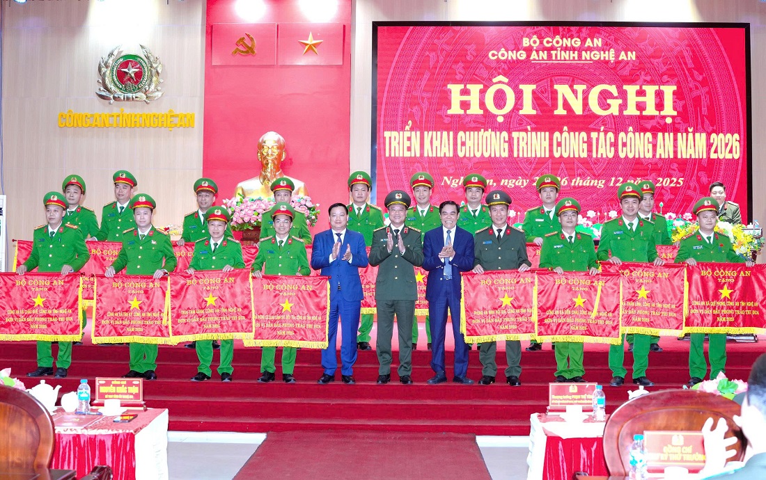 Tại Hội nghị triển khai chương trình công tác công an năm 2026 của Công an tỉnh, Lãnh đạo Bộ Công an và Lãnh đạo tỉnh Nghệ An trao Cờ thi đua của Bộ Công an tặng Công an xã Hưng Nguyên (thứ 05 từ trái sang hàng phía sau)