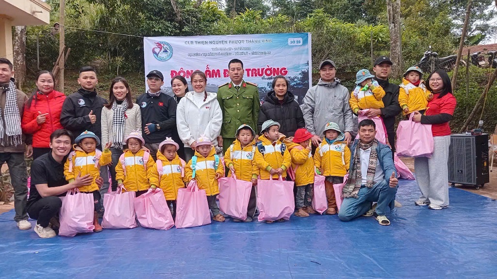 Công an xã Mỹ Lý phối hợp Đoàn thiện nguyện Phượt Thành Vinh trao quà tặng bà con và em nhỏ bản Phà Chiếng