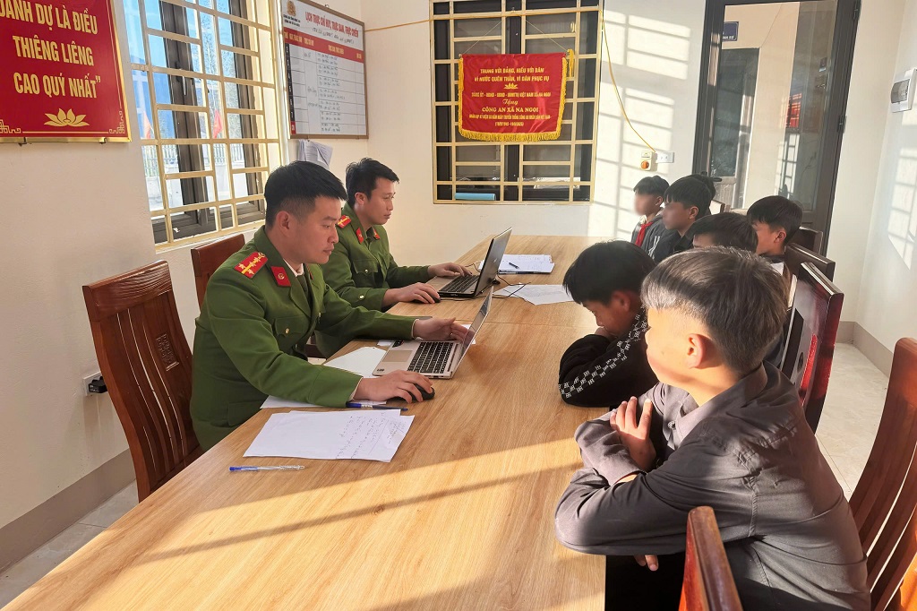 Công an xã Na Ngoi làm việc với nhóm thiếu niên có hành vi trộm cắp tài sản