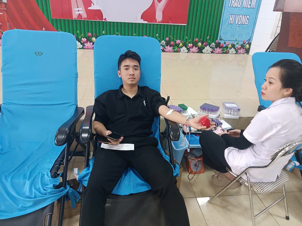 Thiếu úy Võ Đức Anh, cán bộ Công an xã Hữu Kiệm hiến máu cứu người  