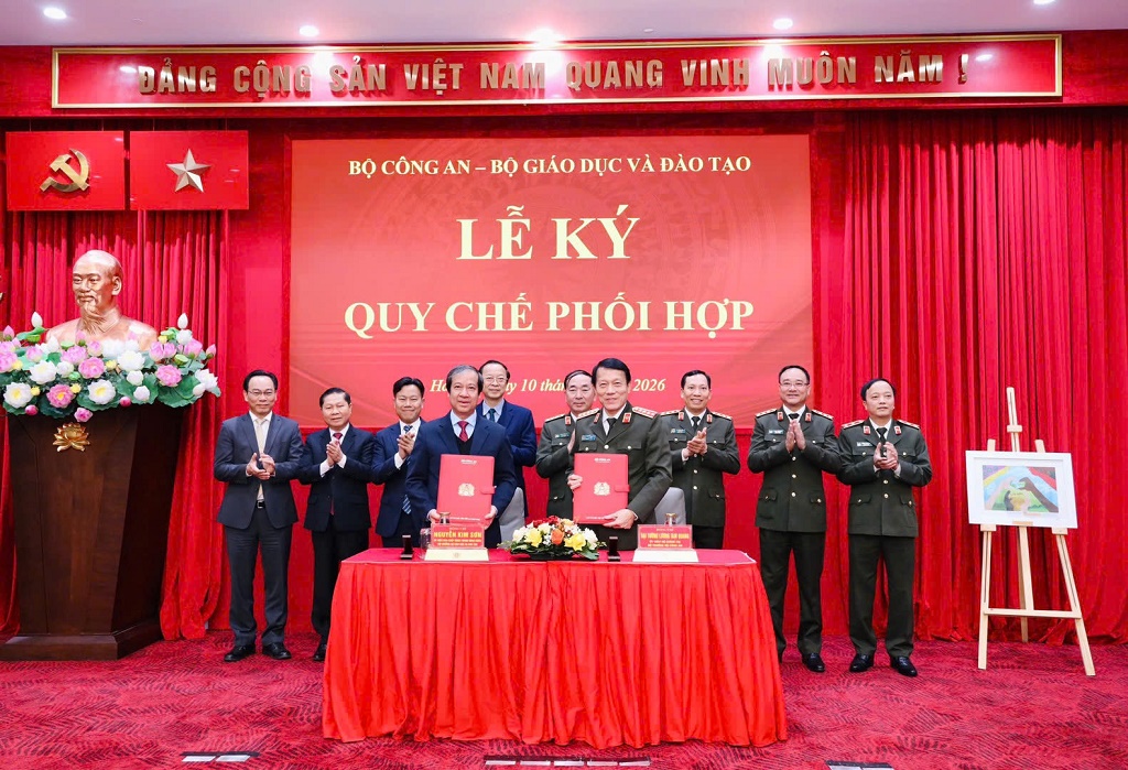Bộ trưởng Lương Tam Quang và Bộ trưởng Bộ GD&ĐT Nguyễn Kim Sơn ký kết Quy chế phối hợp công tác giữa hai Bộ