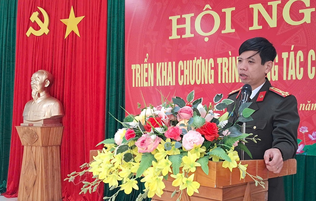 Đồng chí Thượng tá Trần Hướng Nam, Trưởng phòng An ninh chính trị nội bộ phát biểu tại Hội nghị