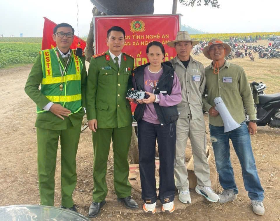 Công an xã Nghĩa Lâm trao trả điện thoại cho chị Linh