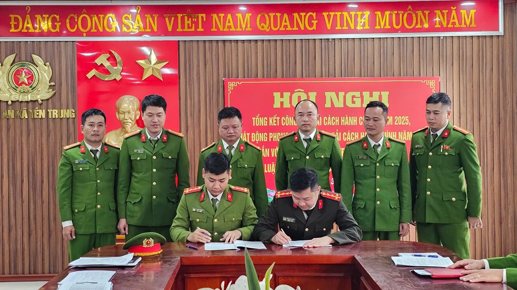 Công an xã Yên Trung ký kết thể hiện quyết tâm hưởng ứng phong trào thi đua CCHC năm 2026
