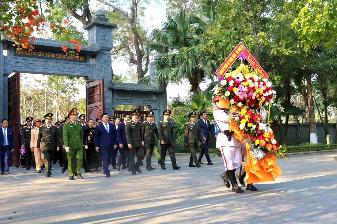 Đồng chí Đại tướng Lương Tam Quang, Ủy viên Bộ Chính trị, Bí thư Đảng ủy Công an Trung ương, Bộ trưởng Bộ Công an cùng Đoàn đại biểu dâng hoa tại Khu Di tích Quốc gia đặc biệt Kim Liên