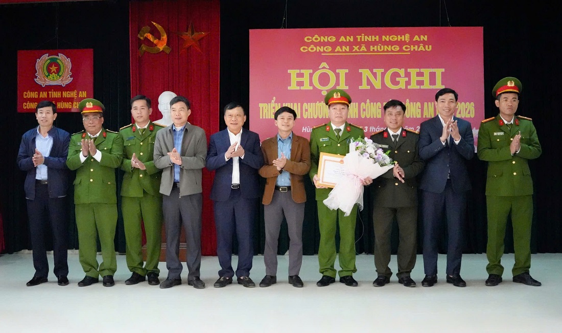 Lãnh đạo xã trao Giấy khen của Chủ tịch UBND xã Hùng Châu tặng Công an xã