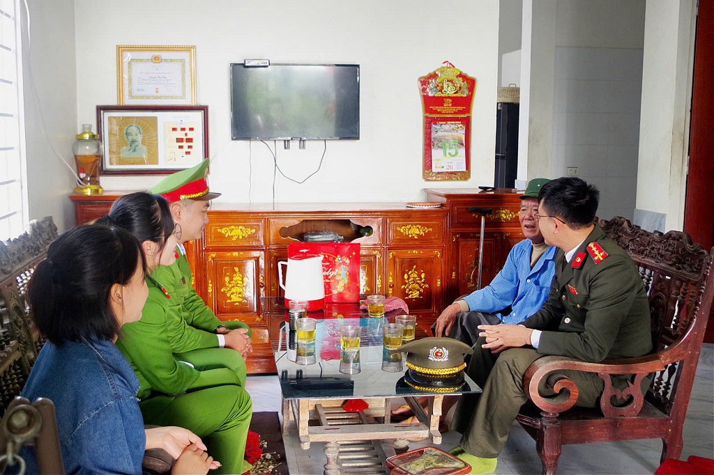 Đoàn công tác thăm và tặng quà đến với các thương binh, CCB