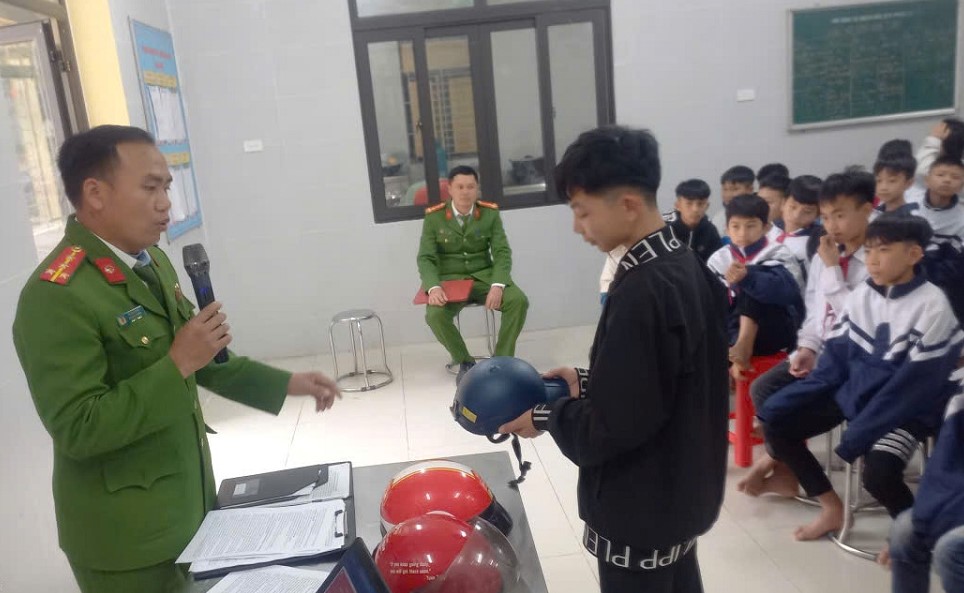 Công an xã Hữu Khuông tuyên truyền phổ biến, giáo dục pháp luật trong trường học