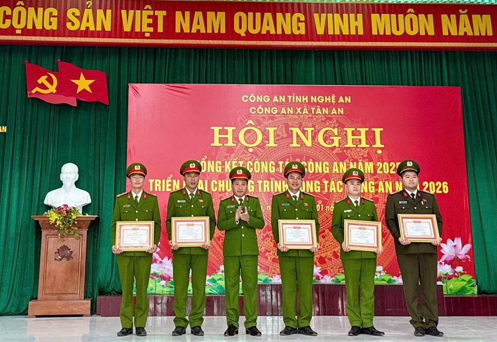 Trao thưởng tập thể và cá nhân có thành tích xuất sắc