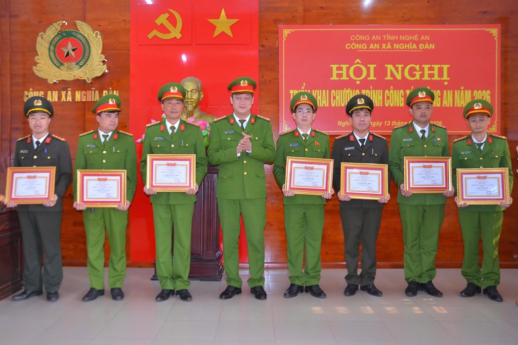 Trao thưởng tập thể, cá nhân có thành tích xuất sắc