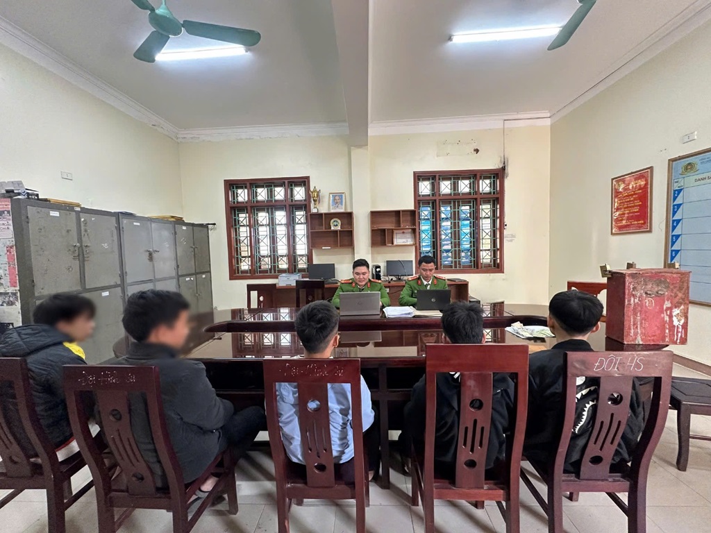 Nhóm đối tượng tại cơ quan Công an