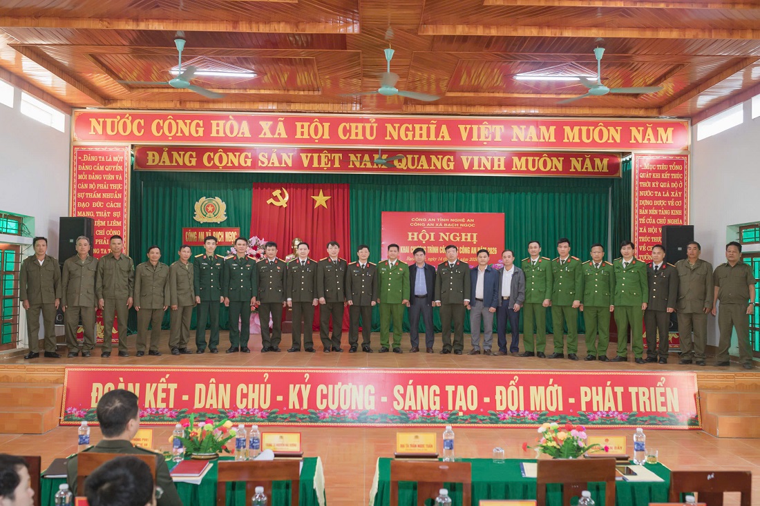 Đại biểu chụp ảnh lưu niệm