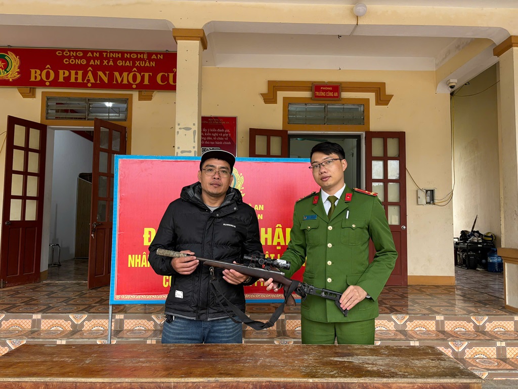 Công an xã Giai Xuân vận động người dân giao nộp vũ khí, vật liệu nổ, công cụ hỗ trợ