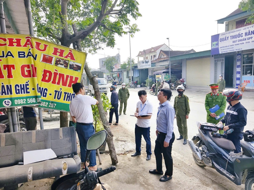  Lực lượng chức năng tuyên truyền, vận động người dân tự giác tháo dỡ mái che, biển quảng cáo, lều quán, vật dụng lấn chiếm lòng, lề đường