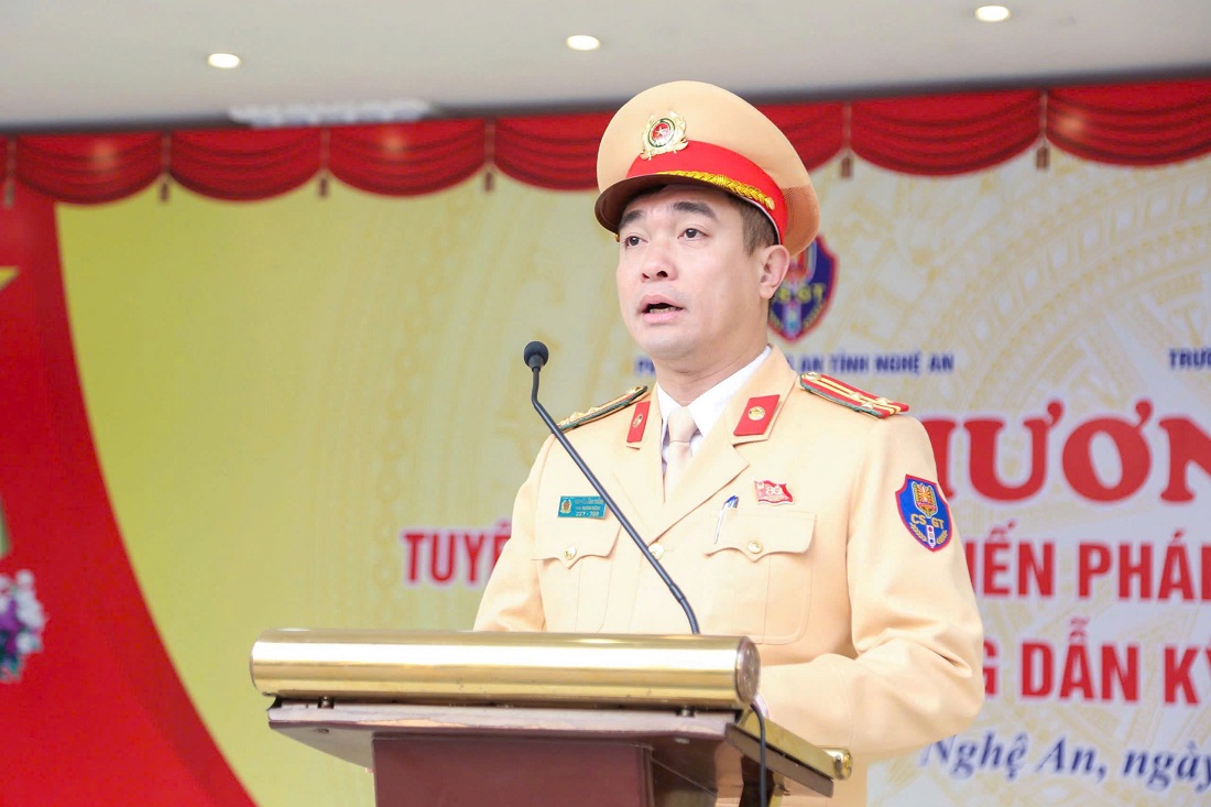 Đồng chí Thượng tá Nguyễn Hàm Thắng, Phó Trưởng phòng CSGT phát biểu tại buổi tuyên truyền