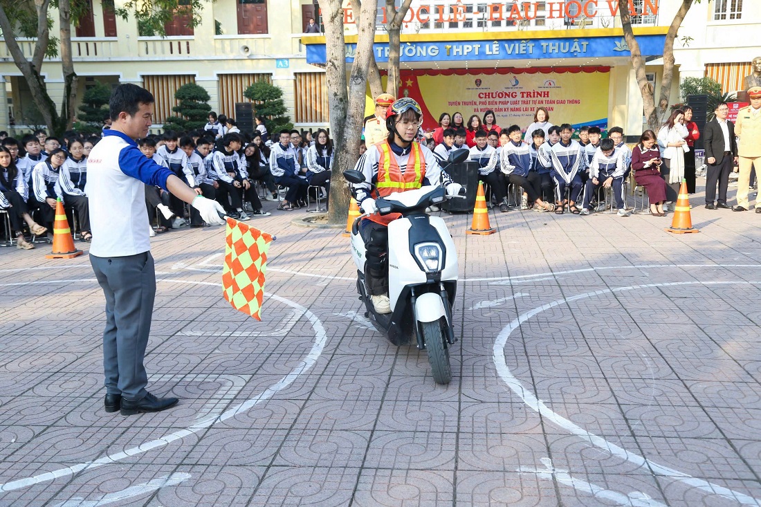 Học sinh được hướng dẫn kỹ năng lái xe an toàn