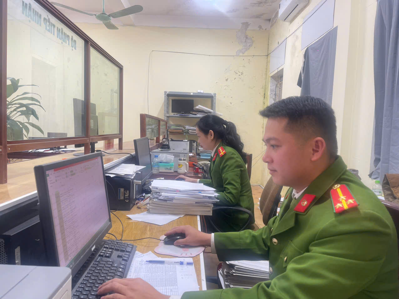 Công an xã Mường Ham triển khai làm sạch dữ liệu đăng ký phương tiện, giấy phép lái xe