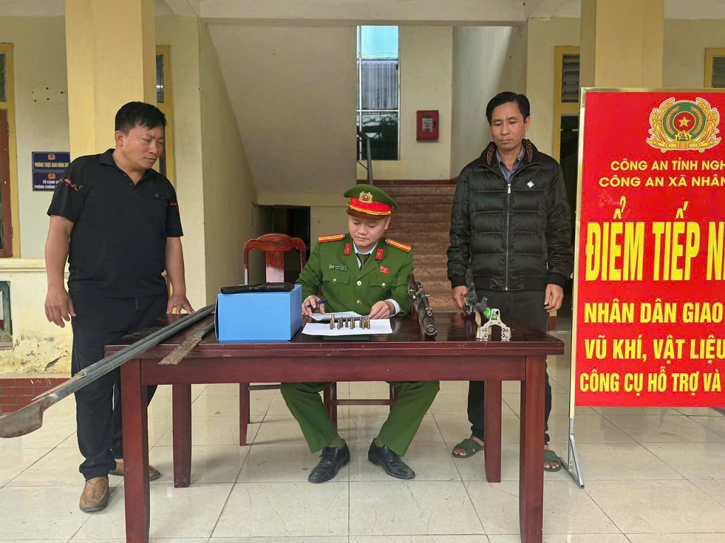 Người dân tự nguyện giao nộp vũ khí, vật liệu nổ và công cụ hỗ trợ