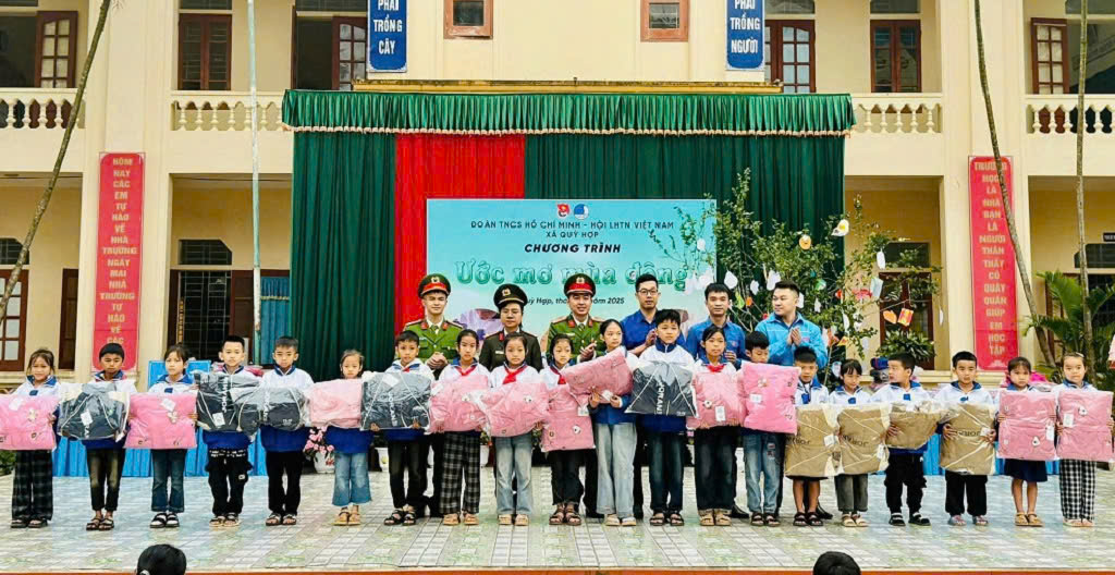 Công an xã trao quà đến nhà trường và học sinh có hoàn cảnh khó khăn