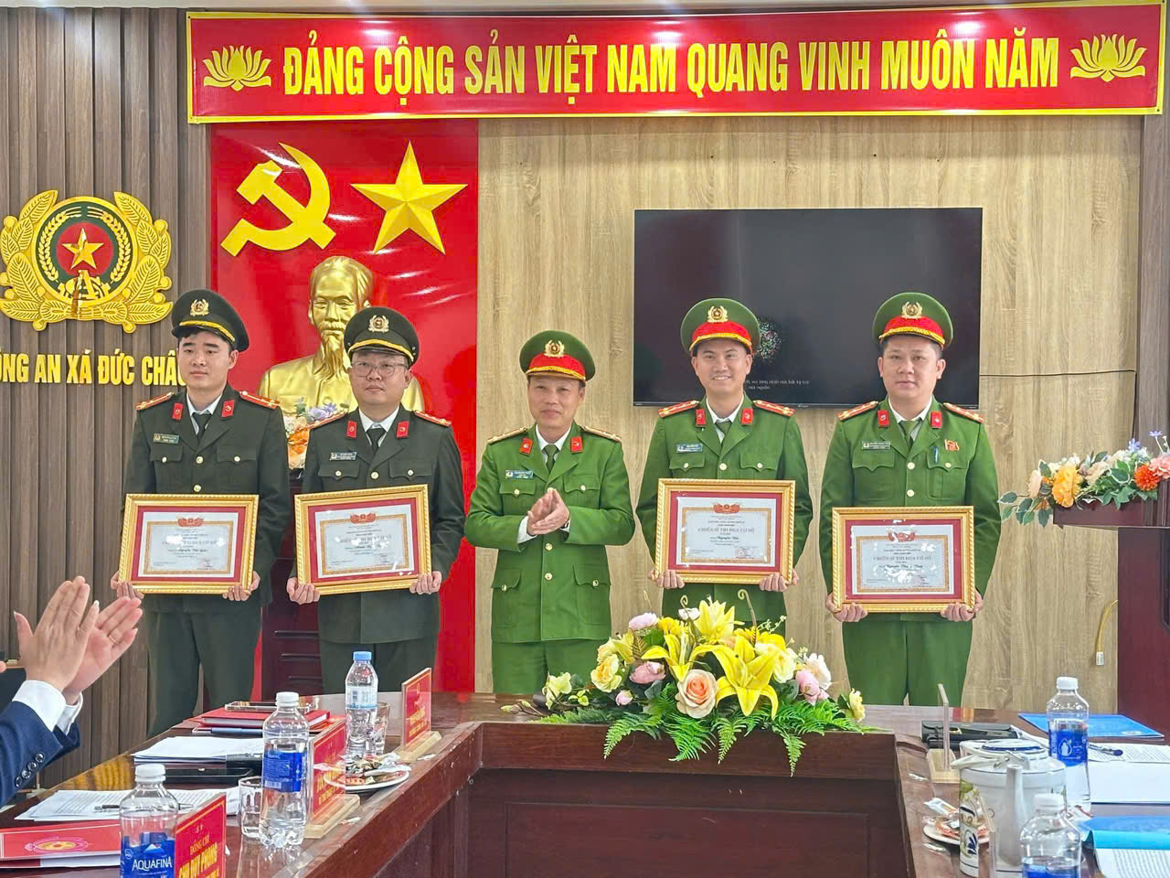 Đồng chí Thượng tá Phạm Anh Tuấn, Giám thị Trại Tạm giam Công an tỉnh trao danh hiệu “Chiến sĩ thi đua cơ sở” tặng cá nhân