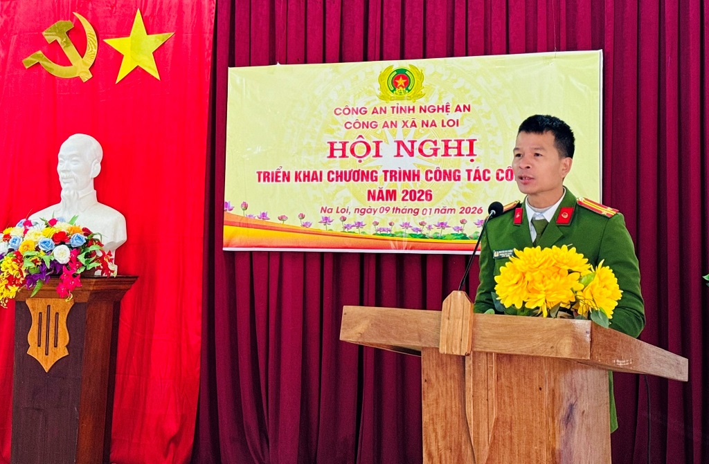 Đồng chí Trung tá Nguyễn Văn Thắng, Trưởng Công an xã Na Loi phát biểu tại Hội nghị 