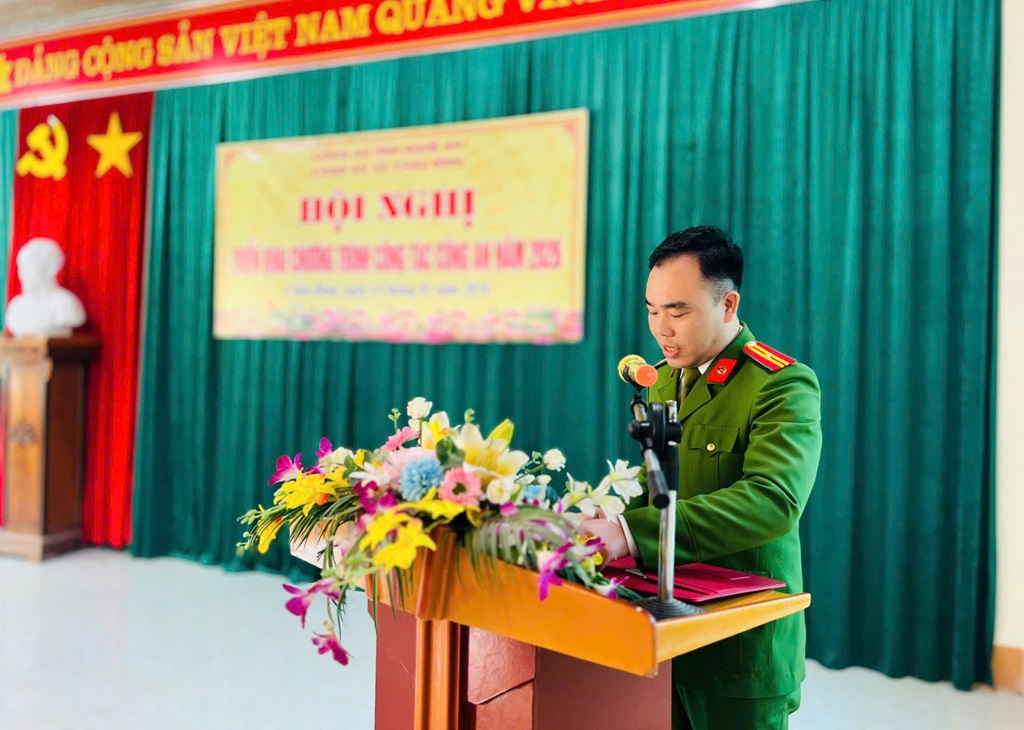 Thiếu tá Phan Văn Cường - Trưởng Công an xã Châu Bình phát biểu tại Hội nghị