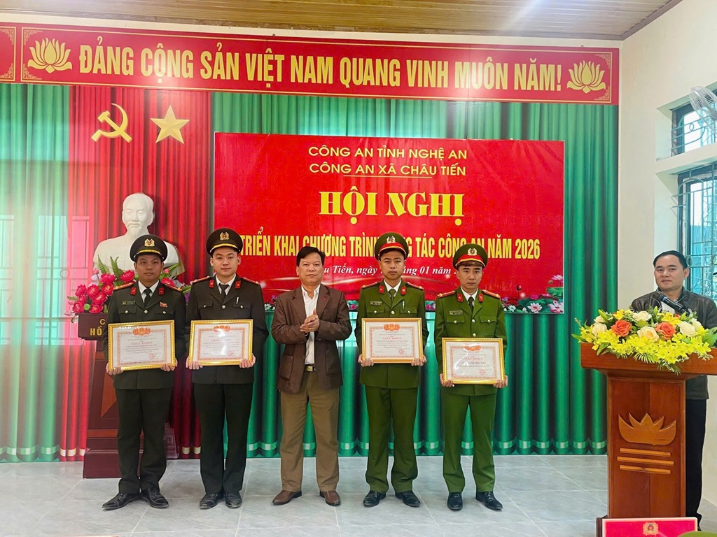 Trao thưởng tập thể, cá nhân có thành tích xuất sắc 