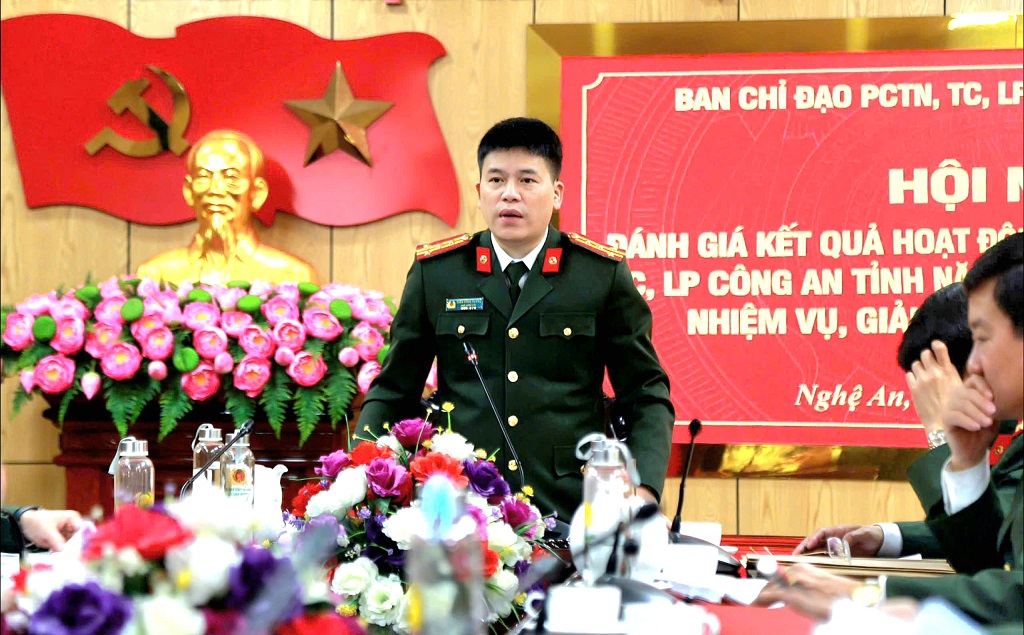 Đồng chí Đại tá Trần Hồng Quang, Ủy viên Ban Thường vụ Đảng ủy, Phó Giám đốc, Phó Trưởng ban Chỉ đạo PCTN, TC, LP Công an tỉnh phát biểu chỉ đạo tại Hội nghị