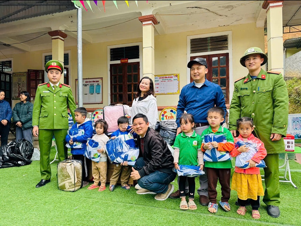 Công an xã Na Loi cùng đoàn thiện nguyện Olympia trao quà tặng trẻ em Trường Mầm non Na Loi