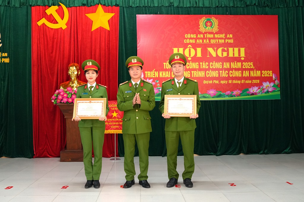 Đồng chí Thượng tá Phạm Thành Long, Ủy viên Ban Thường vụ Đảng ủy, Phó Giám đốc Công an tỉnh trao Bằng khen của Bộ trưởng Bộ Công an tặng cá nhân