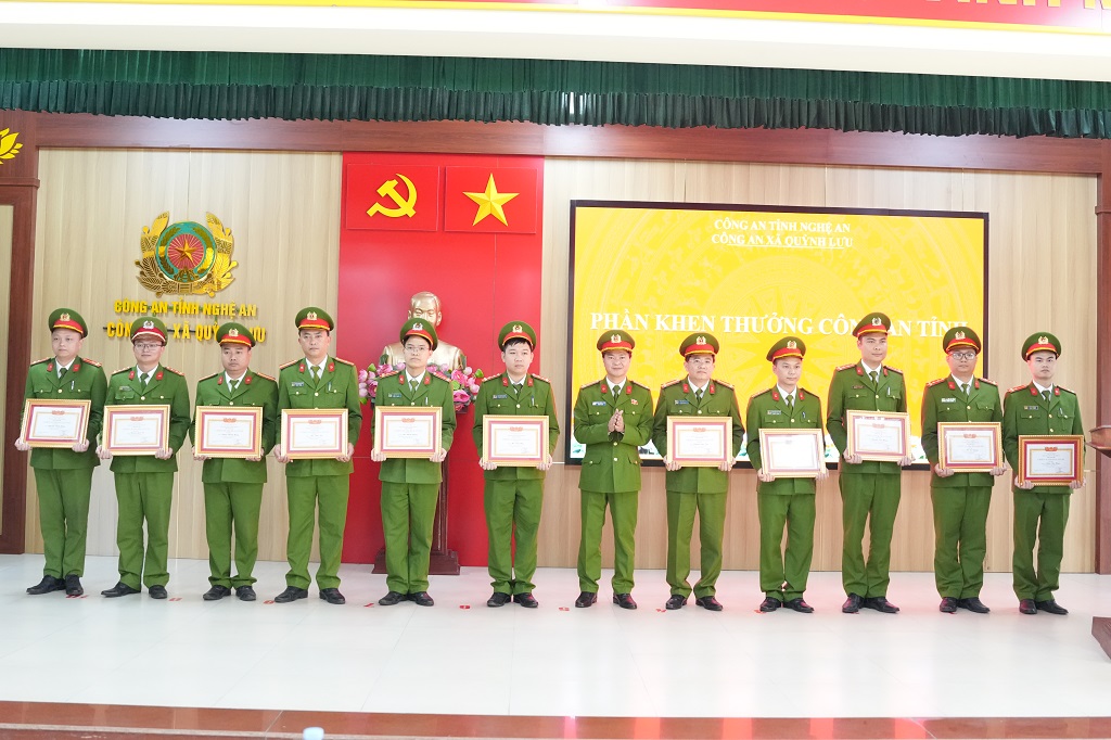 Đồng chí Thượng tá Phạm Thành Long, Ủy viên Ban Thường vụ Đảng ủy, Phó Giám đốc Công an tỉnh trao danh hiệu Chiến sĩ thi đua cơ sở tặng cá nhân
