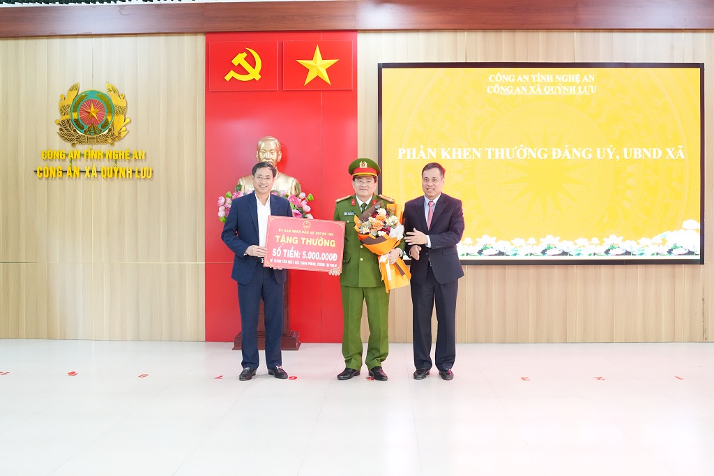 Đảng ủy, UBND xã Quỳnh Lưu trao thưởng đột xuất Công an xã Quỳnh Lưu