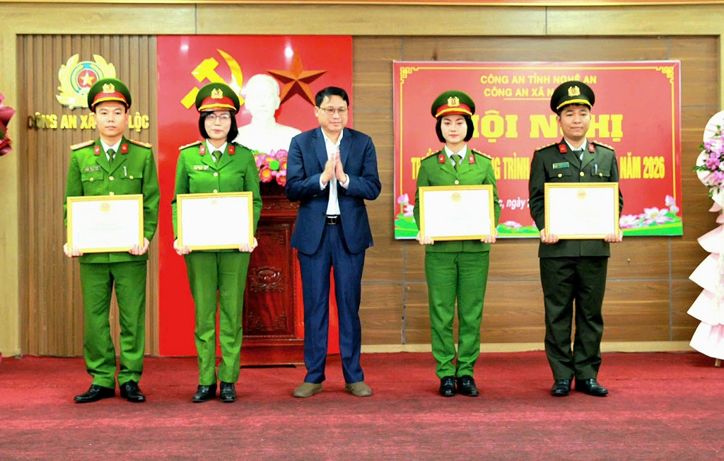 Trao thưởng tập thể, cá nhân có thành tích xuất sắc 