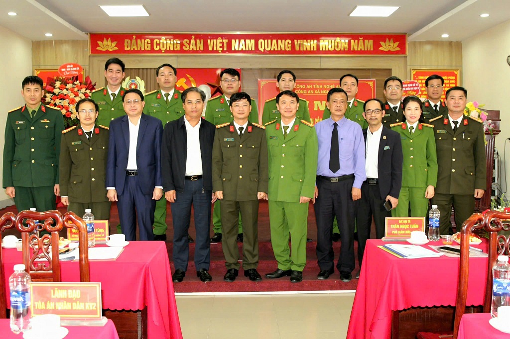Đại biểu chụp ảnh lưu niệm