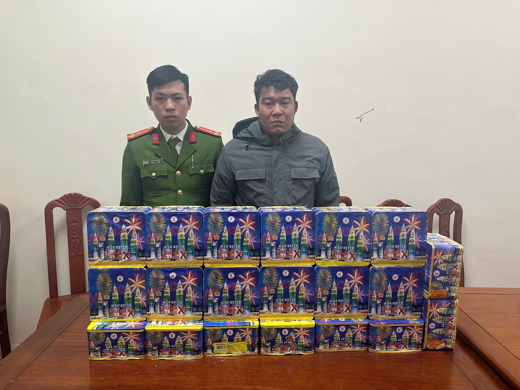 Đối tượng Nguyễn Đình Hiệp cùng số tang vật tại Cơ quan Công an