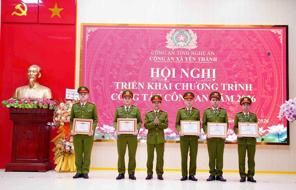 Trao danh hiệu “Chiến sĩ thi đua cơ sở” tặng cá nhân