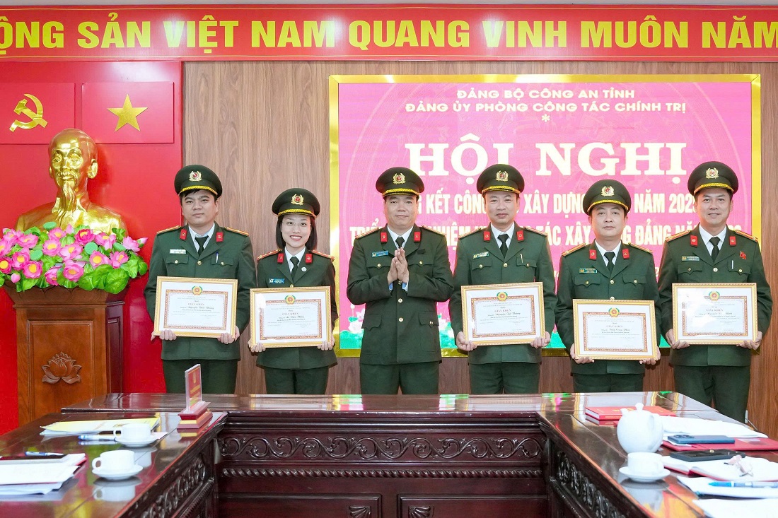 Trao thưởng đảng viên đạt tiêu chuẩn “Hoàn thành xuất sắc nhiệm vụ tiêu biểu” năm 2025