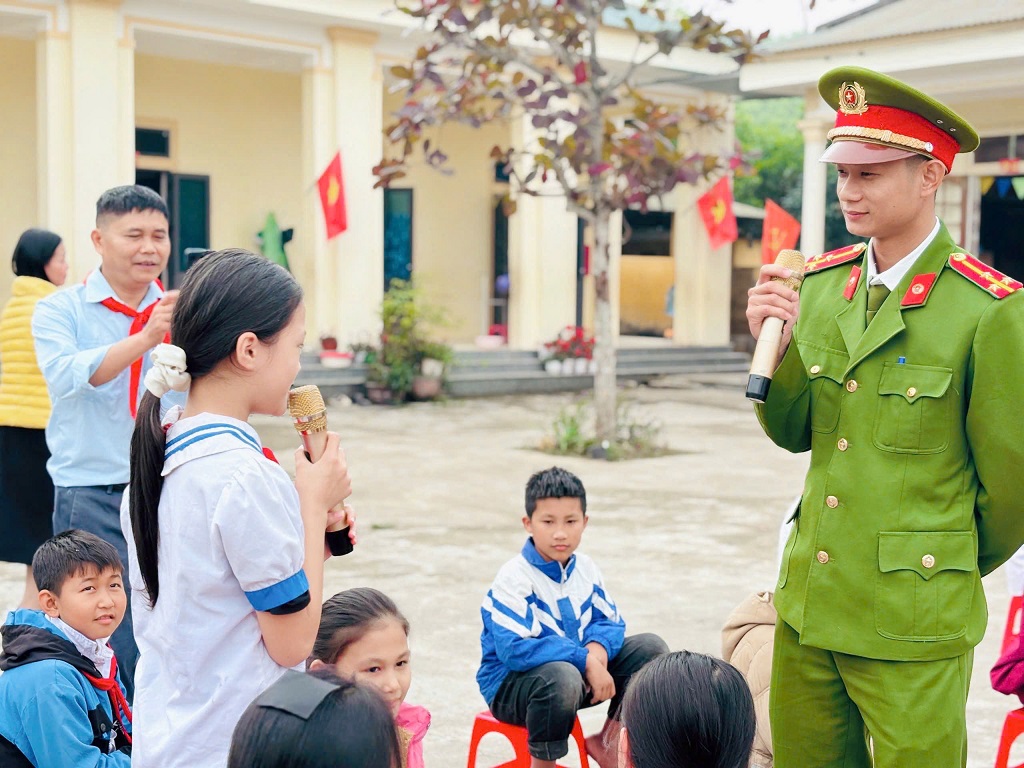 Công an xã Hạnh Lâm tuyên truyền nhiều nội dung thiết thực, dễ hiểu, dễ nhớ