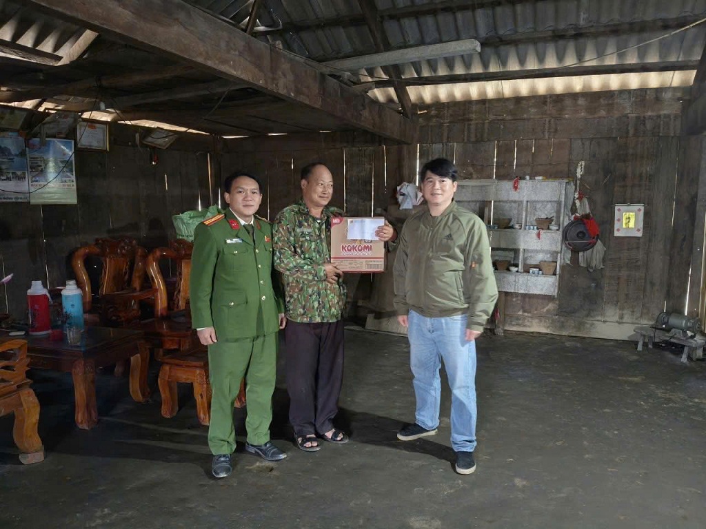 Công an xã Nhôn Mai thăm, tặng quà chúc Tết già làng, người có uy tín 