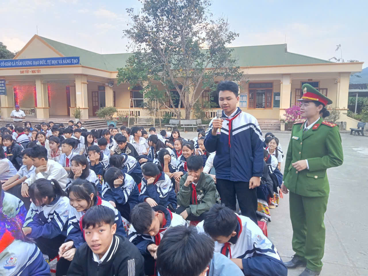 Công an xã Tam Thái tuyên truyền Luật trật tự, an toàn giao thông cho học sinh