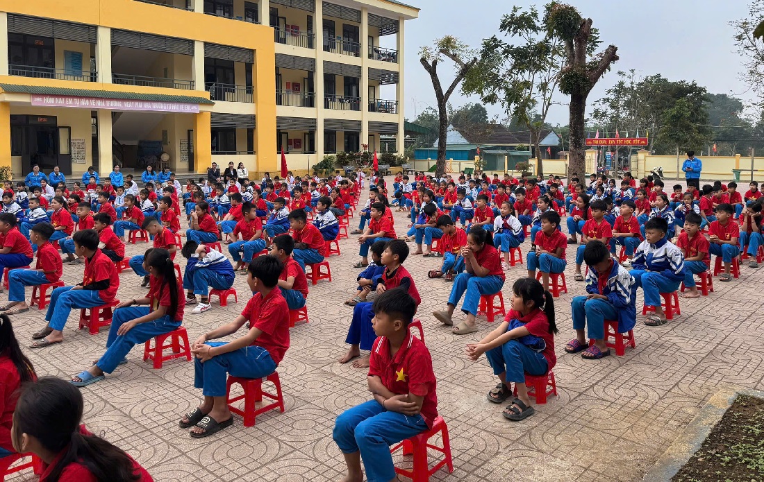 Đông đảo học sinh tham gia buổi tuyên truyền
