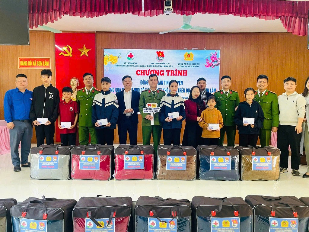  Ban tổ chức trao quà tặng hộ gia đình và học sinh có hoàn cảnh khó khăn