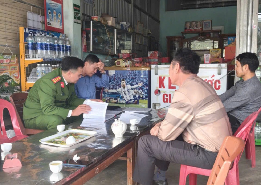 Công an phường Cửa Lò đến từng khu dân cư, hộ gia đình, cơ sở kinh doanh lưu trú, nhà trọ, nhà tạm… kiểm tra tình hình cư trú