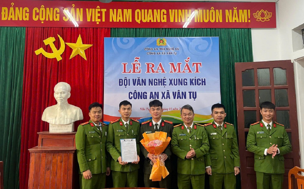 Công an xã trao quyết định và tặng hoa Đội văn nghệ xung kích