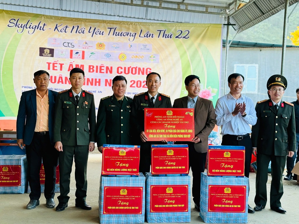 Tặng quà UBND xã, Công an xã và Đồn Biên phòng Tam Hợp