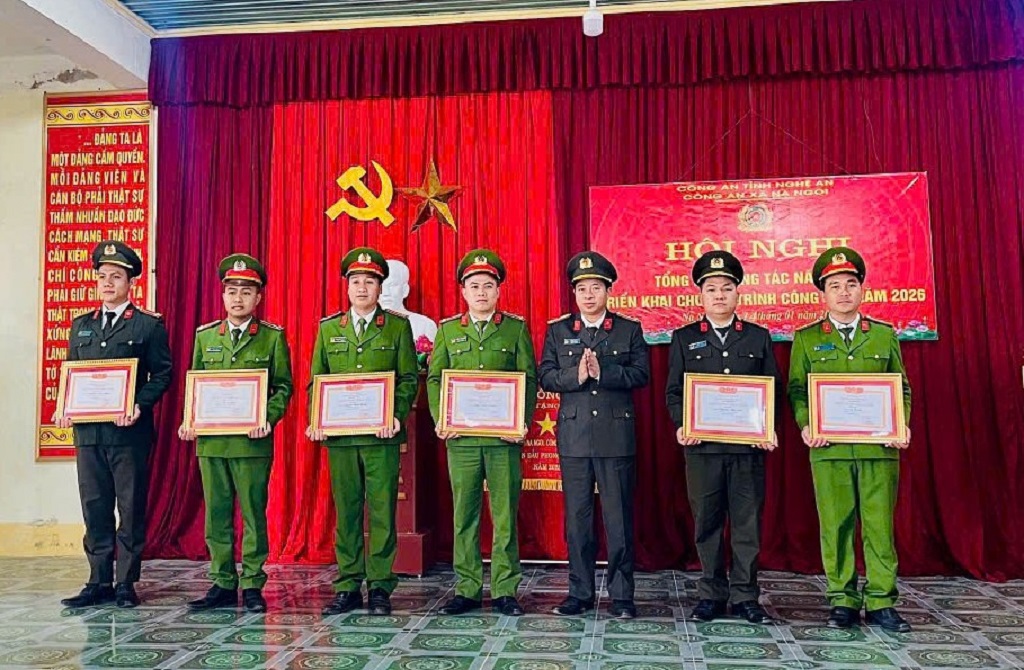 Đồng chí Thượng tá Trần Phúc Tú - Trưởng phòng An ninh kinh tế Công an tỉnh trao danh hiệu “Chiến sĩ thi đua cơ sở” năm 2025 tặng 06 cán bộ có thành tích xuất sắc 