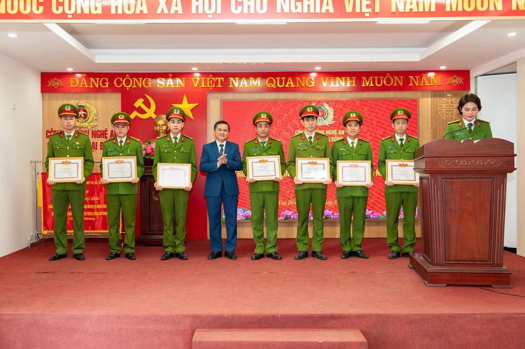 UBND xã Đại Đồng trao thưởng cho tập thể, cá nhân có thành tích xuất sắc